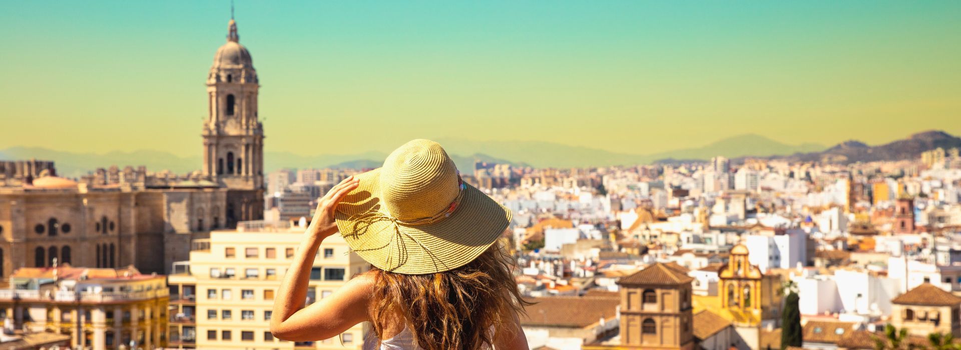 Mujer viendo las vistas de Málaga desde las alturas