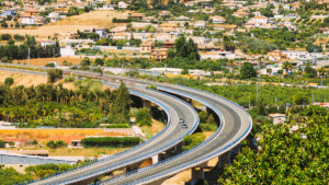 Málaga, España. Coches en movimiento en la autopista en un día soleado de verano.