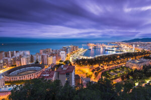 Paisaje panorámico de Málaga al atardecer en la Costa del Sol en Andalucía,España