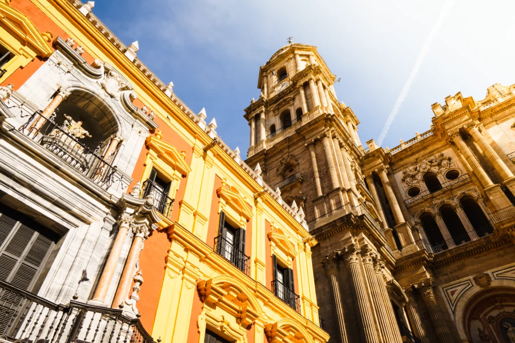 Catedral de Málaga desde un ángulo inferior