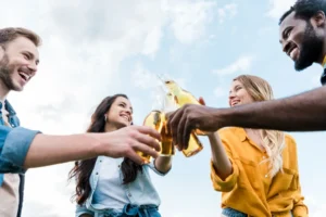 Amigos con cerveza en Málaga