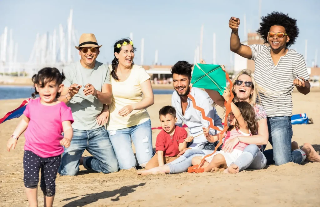 Familia en la playa en verano