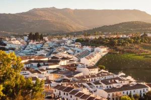 Pueblo con montañas