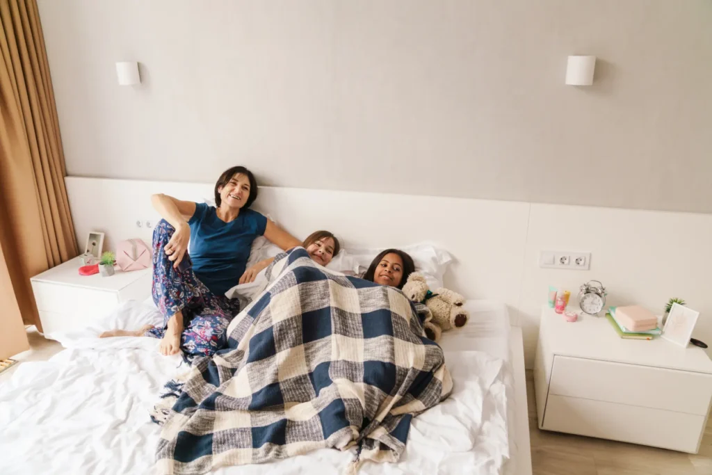 Familia descansando en un hotel