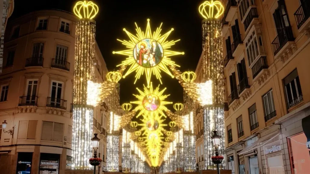 Iluminación navideña en la Calle Larios de Málaga con decoraciones doradas y figuras luminosas.
