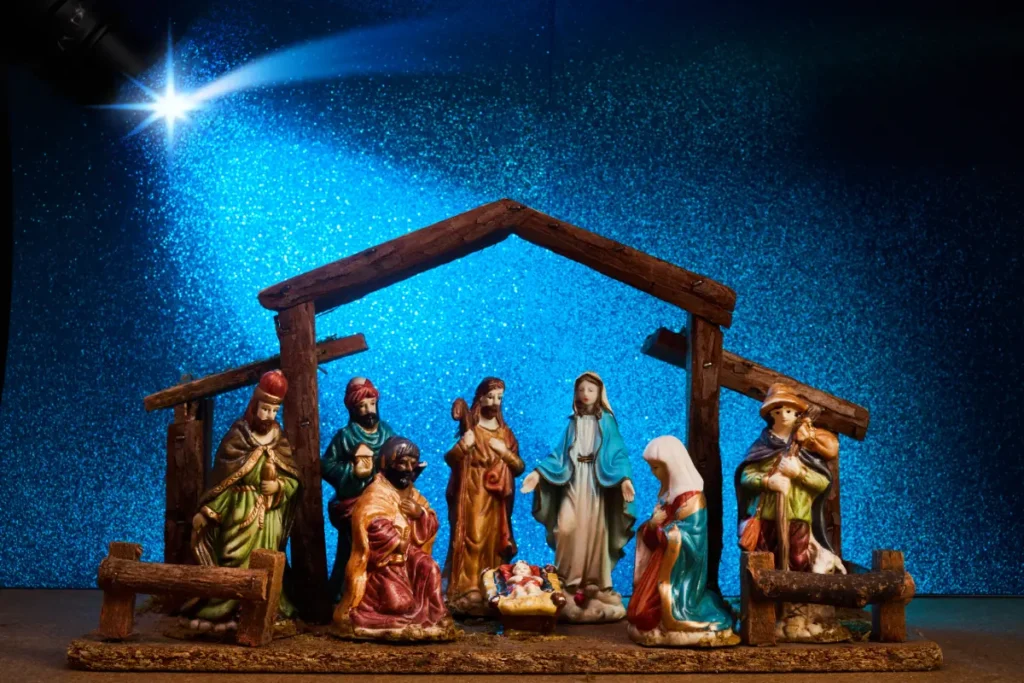 Belén con la Sagrada Familia y los Reyes Magos bajo una estrella.