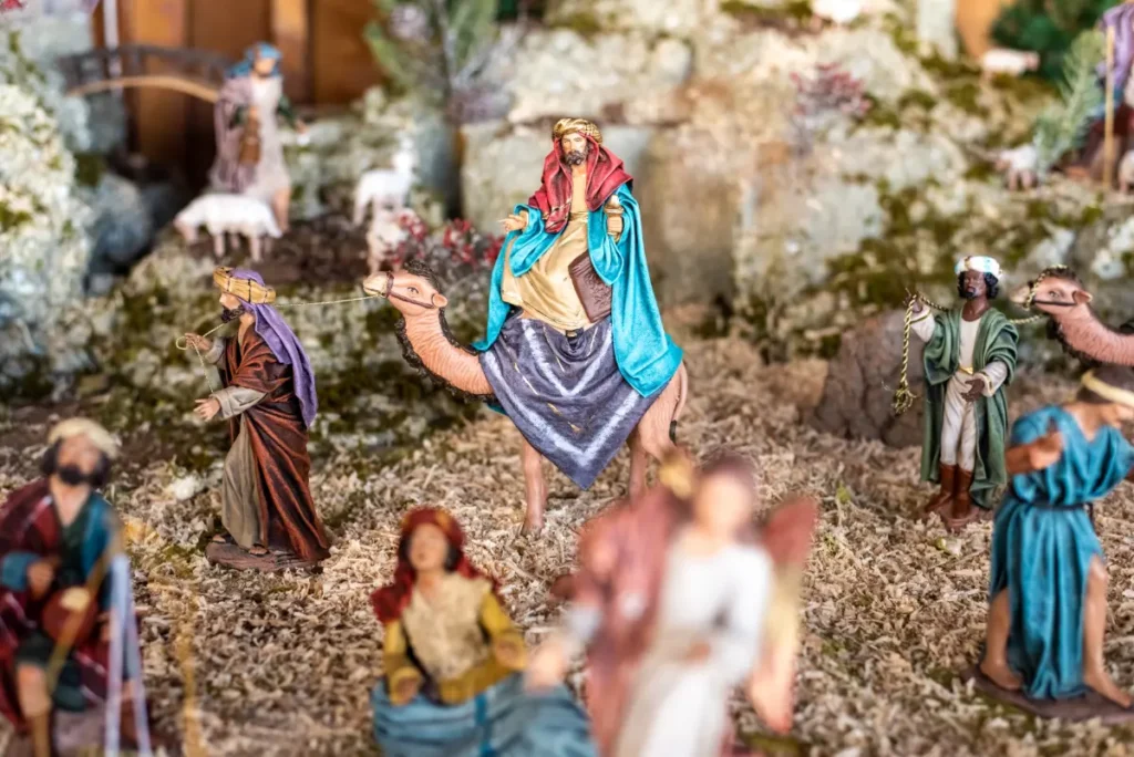 Figura de un Rey Mago a camello en un belén tradicional.
