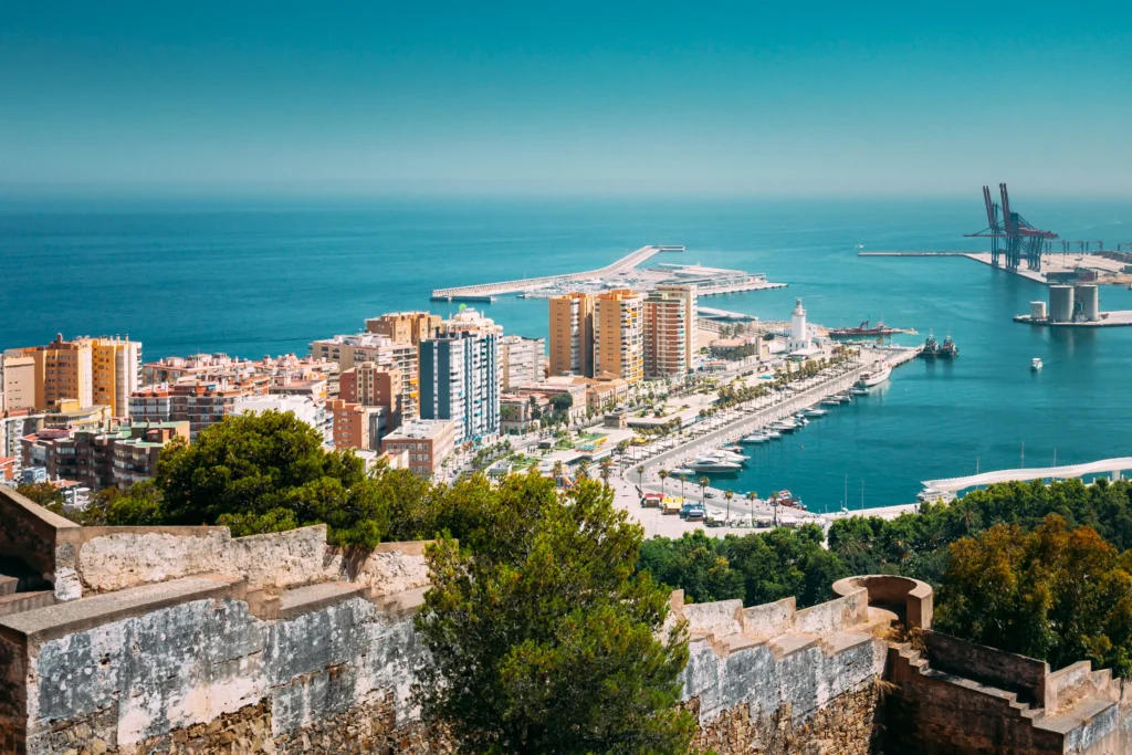 Vista de Málaga desde una zona elevada en un día soleado. 
