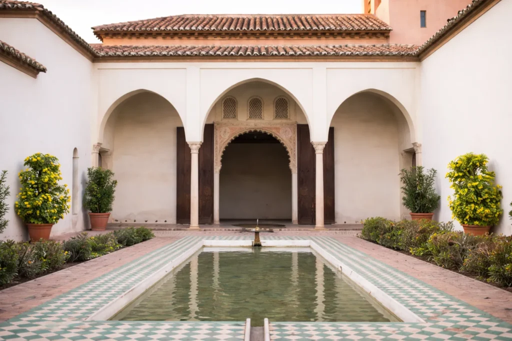 Patio dentro de la Alcazaba de Málaga.