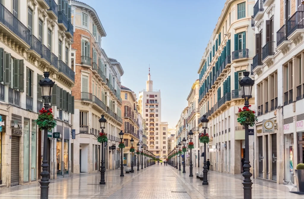 Calle Larios despejada en un día soleado.